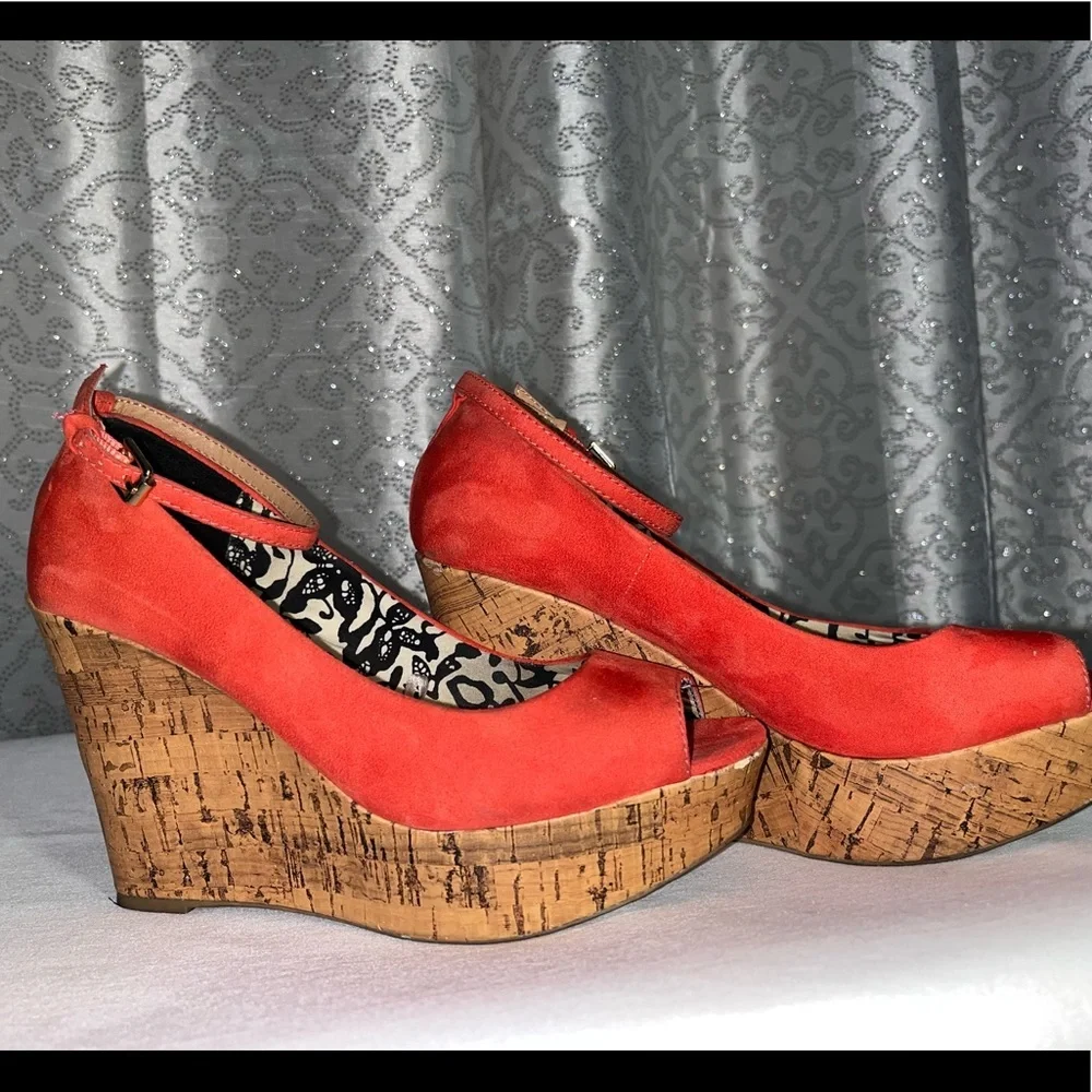 Report platform orange shoes